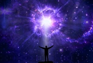 Pessoa contemplando o céu estrelado em um momento de autoconhecimento