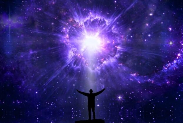 Pessoa contemplando o céu estrelado em um momento de autoconhecimento