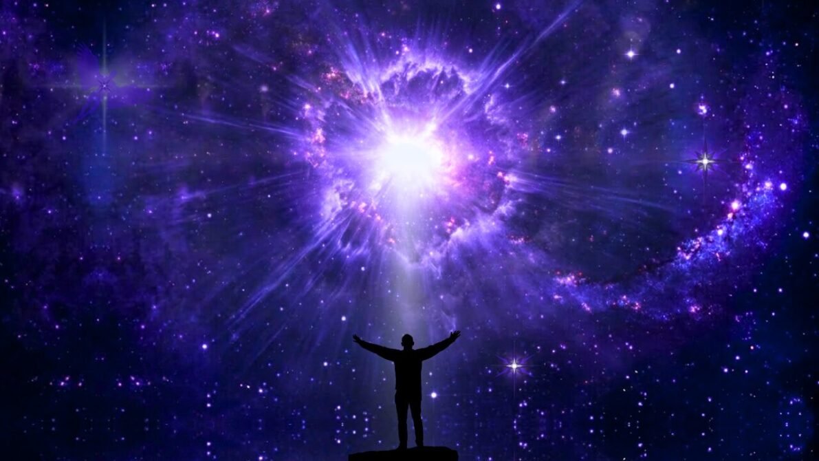 Pessoa contemplando o céu estrelado em um momento de autoconhecimento